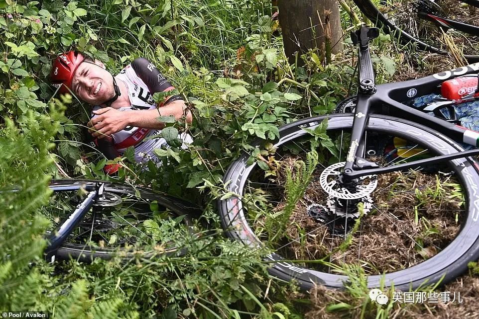 尽管大部分车手们后来都能陆陆续续地从地上爬起来重新出发,但仍然有