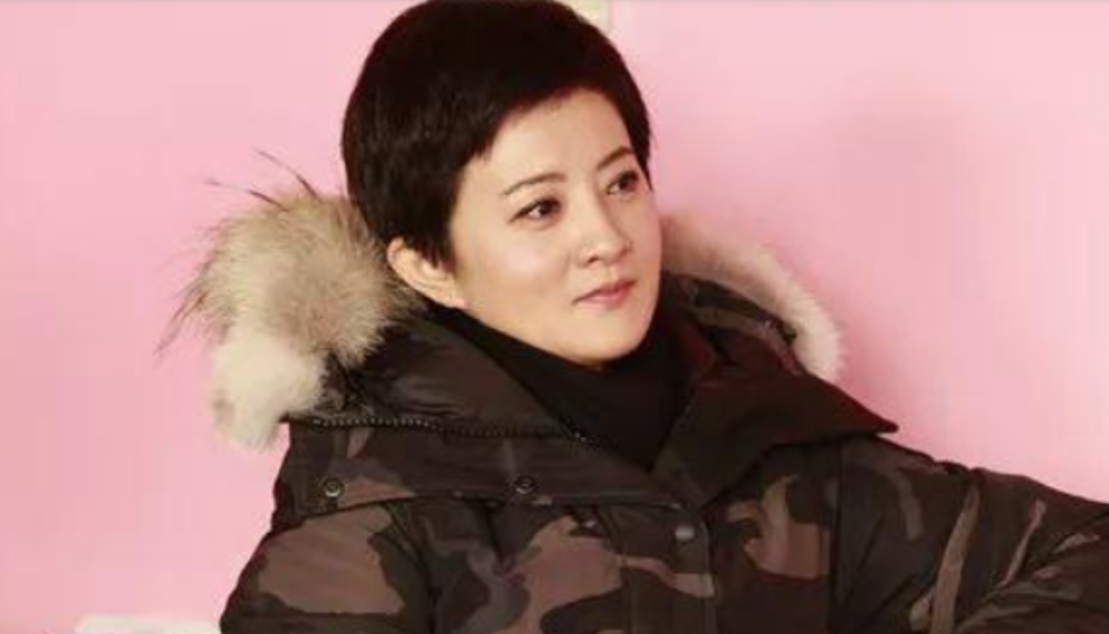 40岁金铭瘦到脱相,北大毕业后保持单身,化浓妆搞怪让人认不出