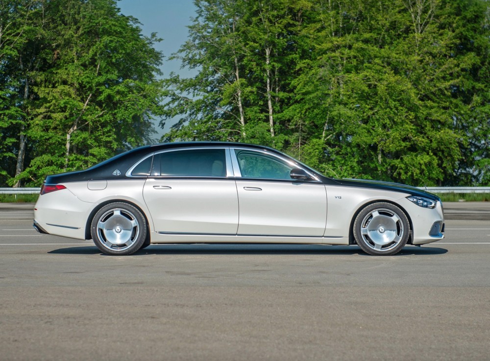 优雅的德系豪车车长55米配双独悬12缸发动机还有空气悬架