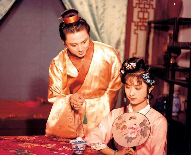 红楼梦贾琏和尤二姐谈情说爱全凭眼神