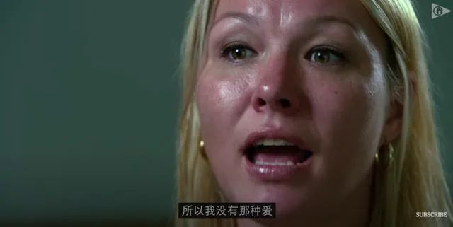 為此專門拍攝了反應美國女囚們生活的紀錄片: 《陷阱:美國女子監獄性