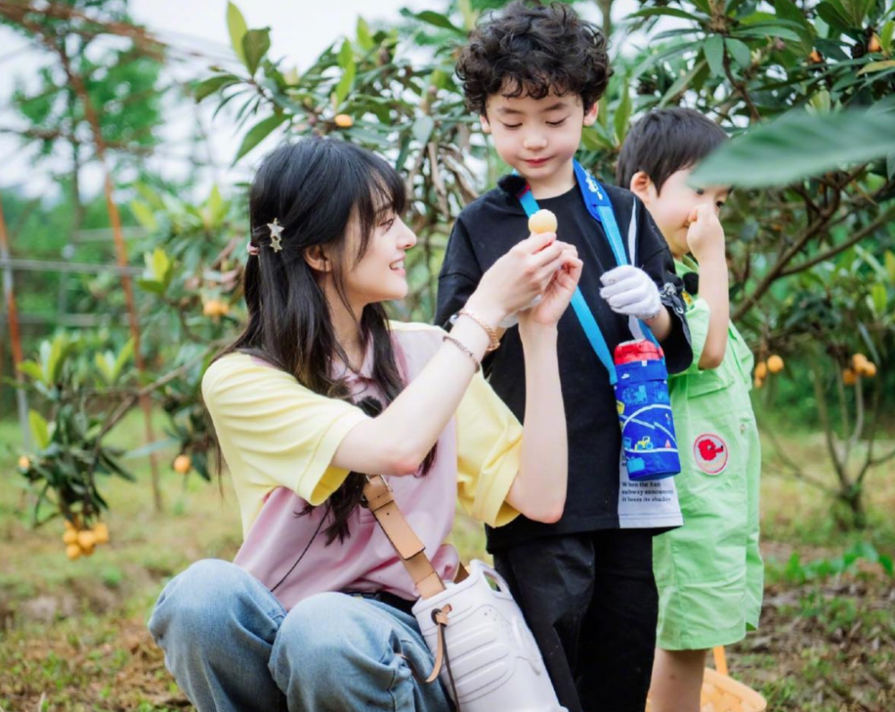 张恒深夜晒语音证据再锤郑爽:拖欠表弟350万,还让弟媳打胎_腾讯新闻