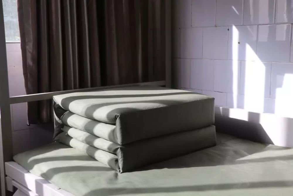 解放军把被子叠成豆腐块,美军叠成45度角,印军叠成啥样?