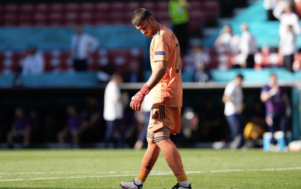 本届欧洲杯,恩里克力排众议启用西蒙担任首发门将,让曼联门神德赫亚坐