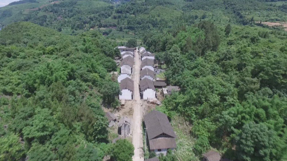 天桥镇位于凤冈最南端,与余庆,石阡,思南毗邻,有"一脚踏四县"的独特