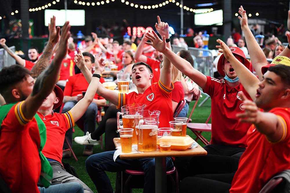 图集从球迷酒吧到跨国看球疫情下欧洲杯助推全球经济