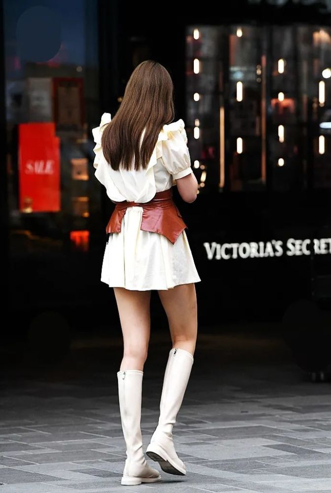 街拍炎炎夏日里的高筒靴美女