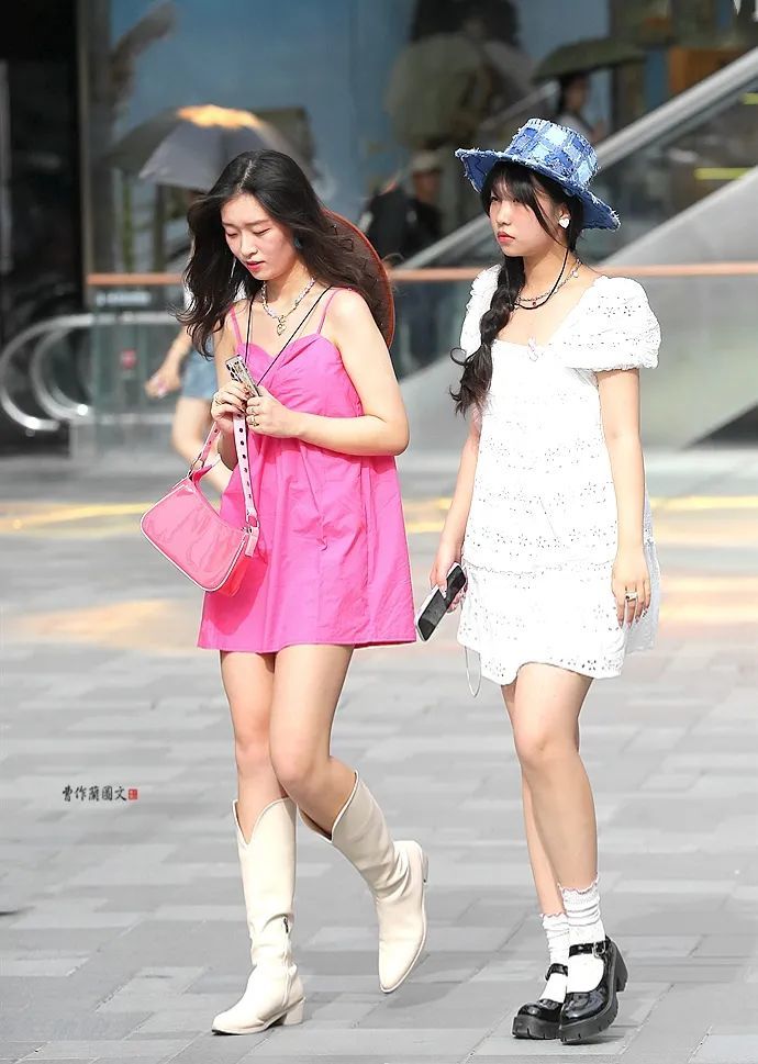 街拍:炎炎夏日里的高筒靴美女