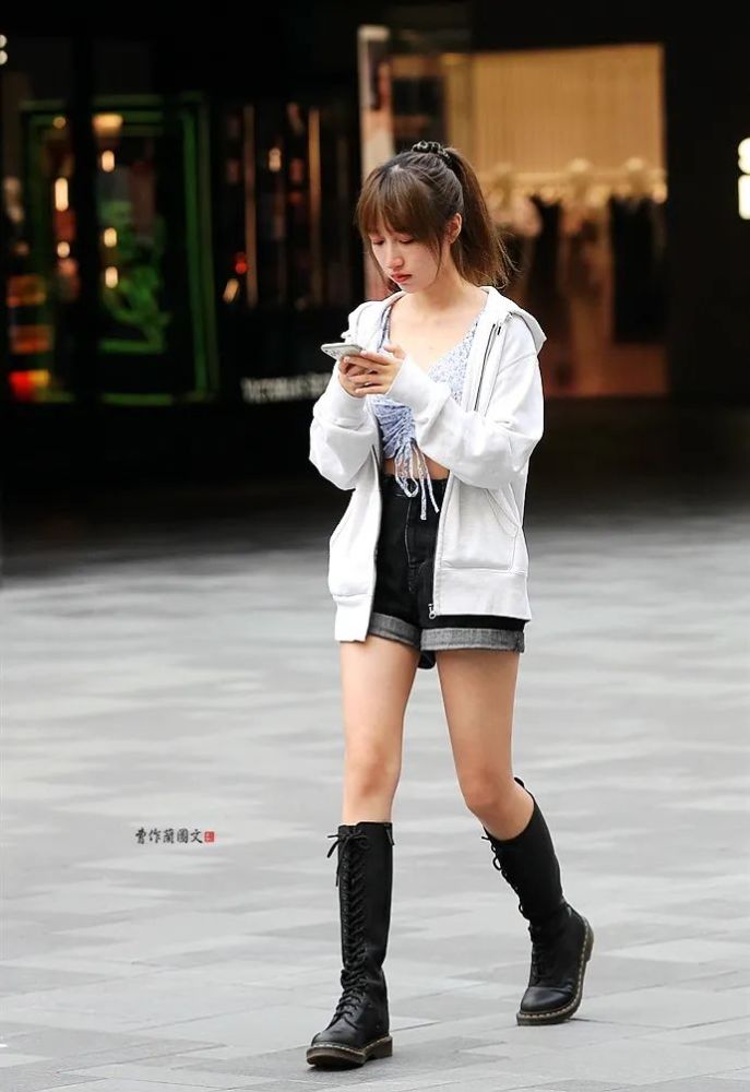 高筒靴的严谨和死板,增加了装饰感和可看性,而且可以穿出更多青春帅气