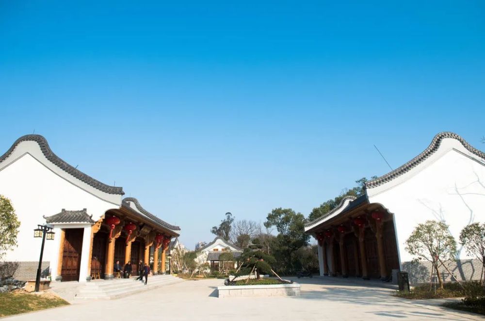 左右滑动查看更多中心湖公园都能看见最美丽的风景线我们生活在灵溪的