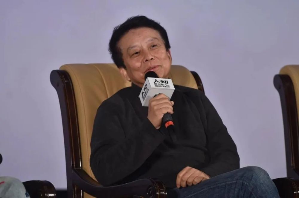 说到黄建新导演,他的知名度可能不如张艺谋或陈凯歌,但是黄建新导演