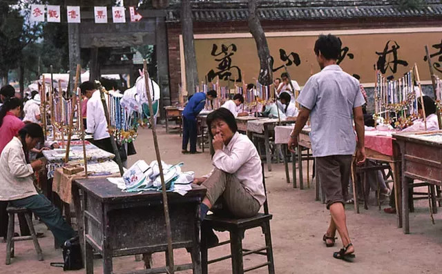 馬路上的畜力車江南水鄉的小船農家房屋的一角在學騎自行車的兒童