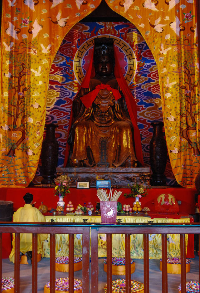 都江堰二王庙内供奉的二郎神像一李冰其人在中国可以说无人不知,因为