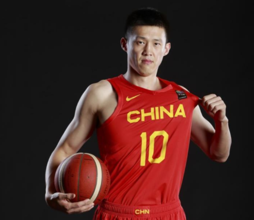 男篮定妆照！周鹏扯球衣，周琦羞涩，沈梓捷霸气，广东双星秀球技