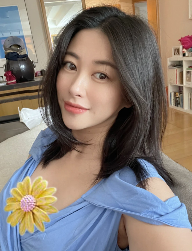 朱珠孕晚期不忘美,化淡妆自拍巧妙避开孕肚,小v脸精致心情大好_腾讯