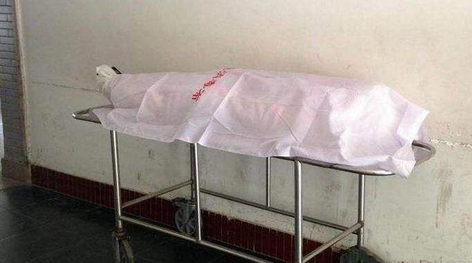 孙子猝死,奶奶连夜进城奔丧,不舍掀开白布一瞧,狠扇尸体一耳光