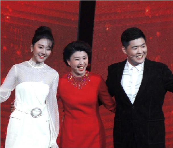 27岁的林傲霏结婚生父罕见出席和前妻闫学晶互动微妙