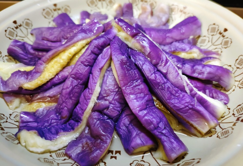 蒸茄子,直接蒸不好吃!多做1个步骤,茄子不发黑,更鲜嫩更入味