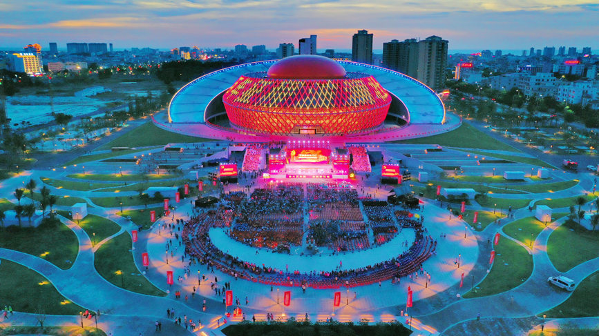 人民网东方6月29日电 (刘杨)近日,海南省东方市文化广场项目投入使用.