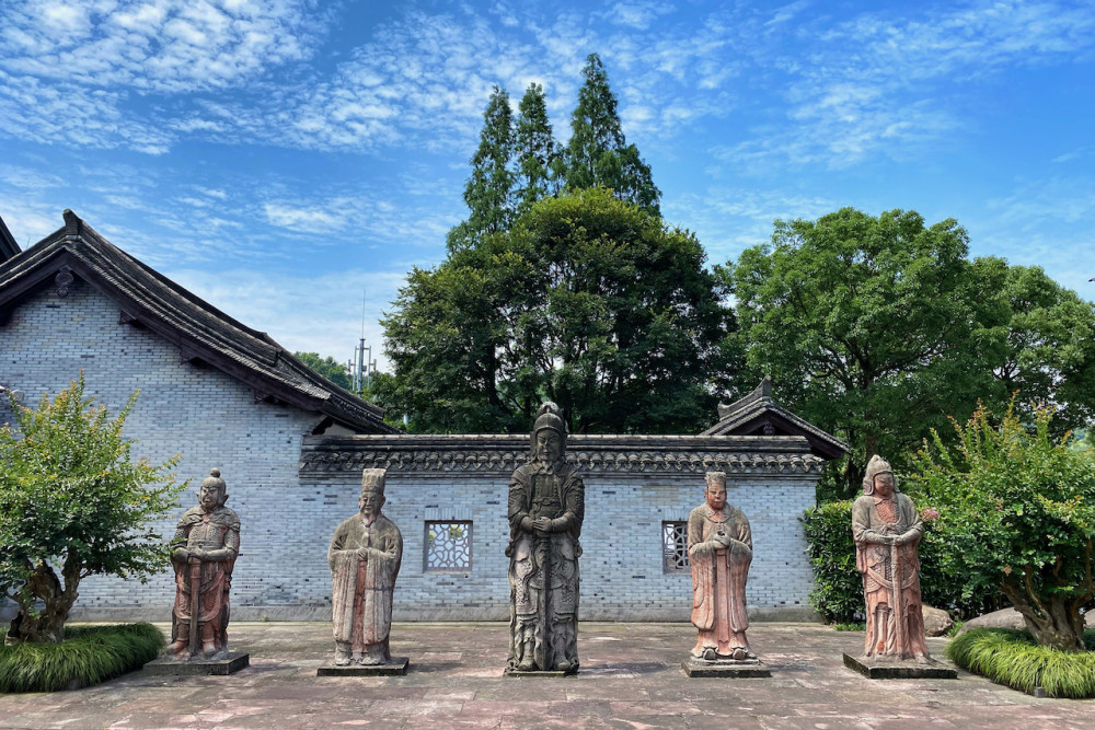 宁波东钱湖JUN酒店就在韩岭老街的牌坊旁边，街对面便是东钱湖