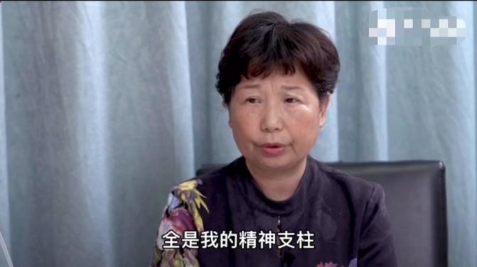 跟许妈见面的前天杜妈拉着郭威的手哭你的童年很苦