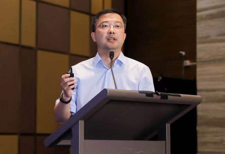 服务专业委员会主任朱同玉主持,上海质子重离子医院党委书记吴晓峰