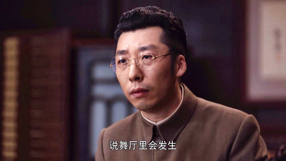 在《擒龙追虎》这部电影里,吴镇宇扮演的徐乐(原型疑似雷洛)的手下仔