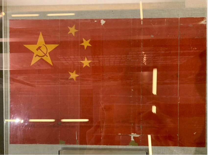 在众多的国旗设计稿中,一幅由上海普通计财工作者设计的稿样脱颖而出