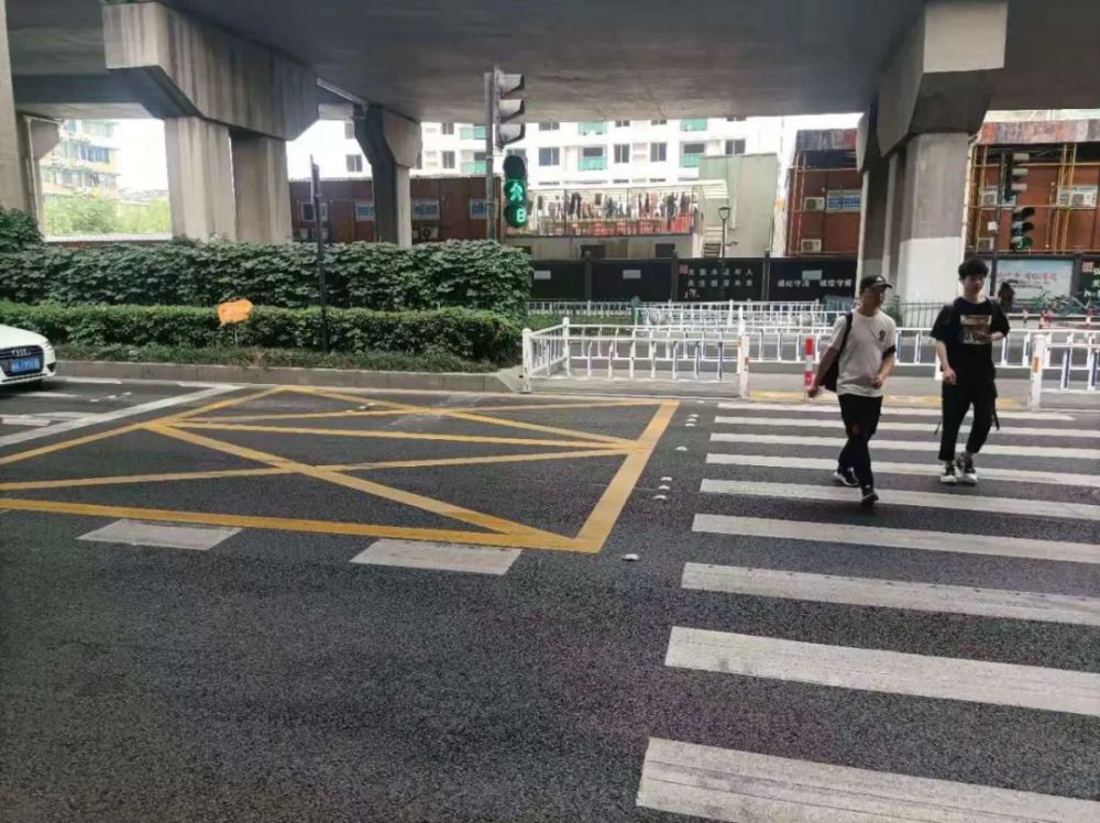杭州斑马线上出现了黄色网格线过路市民必须要为它点个赞
