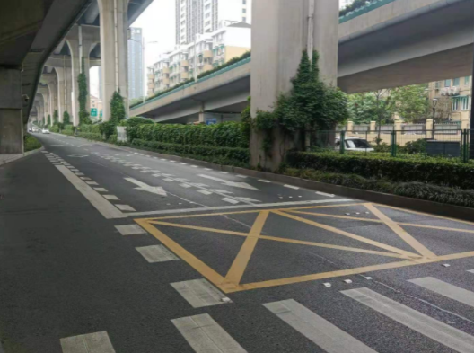 杭州斑马线上出现了黄色网格线过路市民必须要为它点个赞
