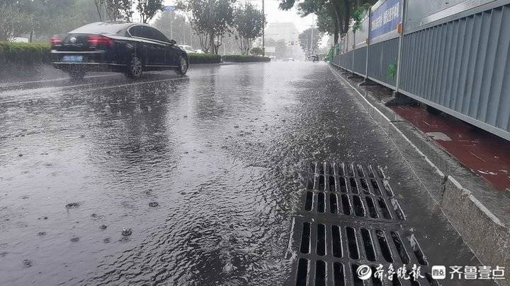 圖集中午濟南大雨傾盆不少行人措手不及