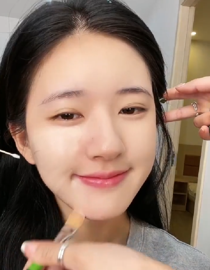 赵露思化妆时拍视频素颜时将镜头凑近脸拍22岁皮肤自带磨皮