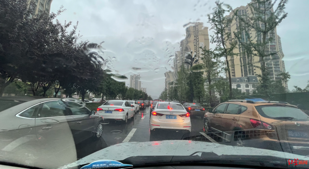 因受暴雨天气影响,s4成宜昭高速宜宾城市过境高速公路西段,因大雨关闭