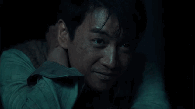 何敬平,一改他往日的清爽形象,伤痕累累但眼里有光的革命者形象让人物