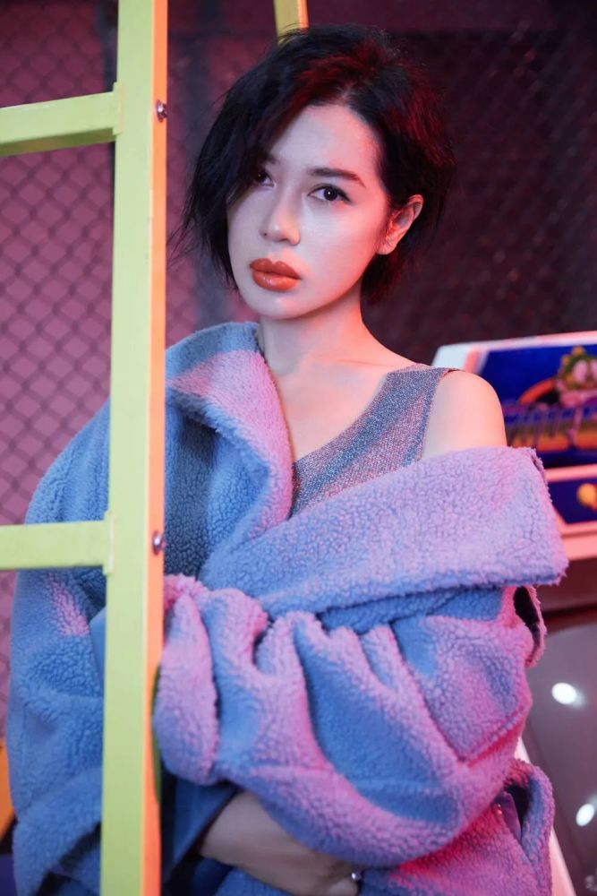 "格格不入"的余男:拿过12个影后却低调无比,如今新剧又是"王炸"_腾讯