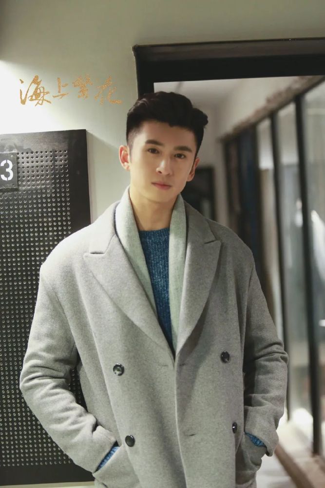 张云龙饰演的男二角色是医生,服装也多为白大褂,但换上廓形大衣气场