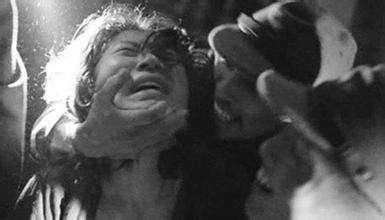 金陵十三钗中最先被鬼子残害致死的是一个15岁的女孩名叫豆蔻