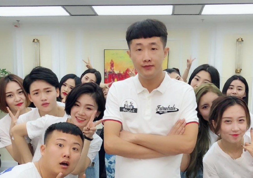 为了给公司的艺人树立信心,张二嫂还在最近的一场直播