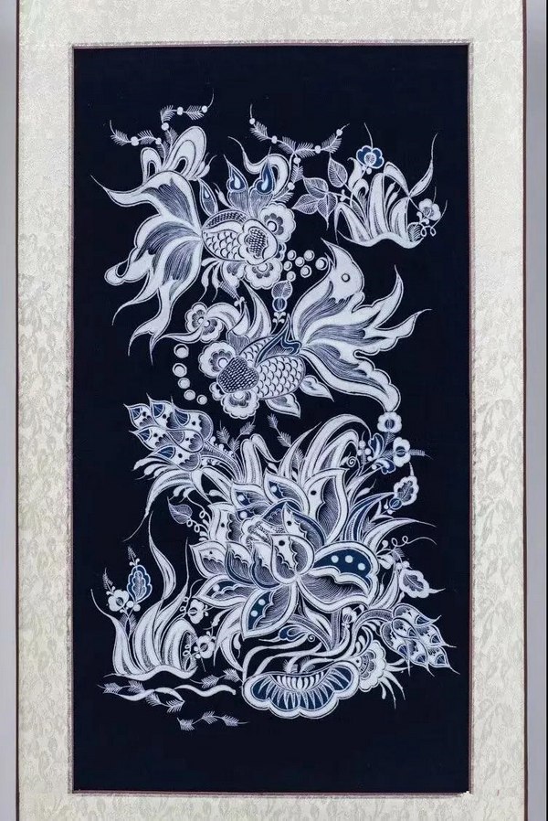 映入眼帘的是一团团刚制成的蜡染布料和各式各样的蜡染民族服饰,"我从