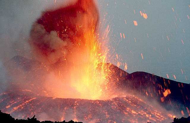 像开汽水一样喷发的火山印尼梅拉比火山岩浆充满二氧化碳和水