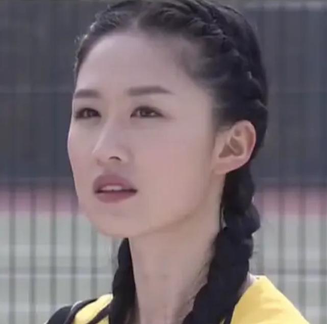 张雯拍的第一部戏是08年秦俊杰主演的真人版《网球王子》,她在剧中