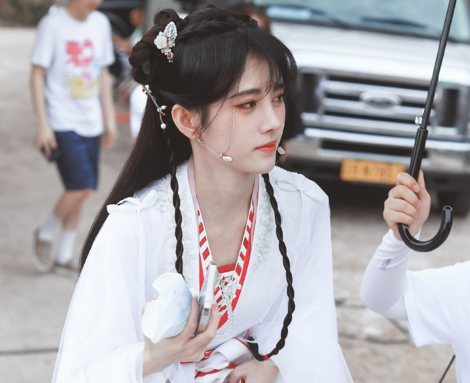 鞠婧祎片场被代拍围堵,为防止剧中造型泄露,她的应对方法太机智