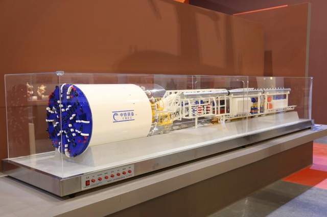 参与成都地铁9号线建设的盾构机模型 成都工投装备有限公司 提供红色