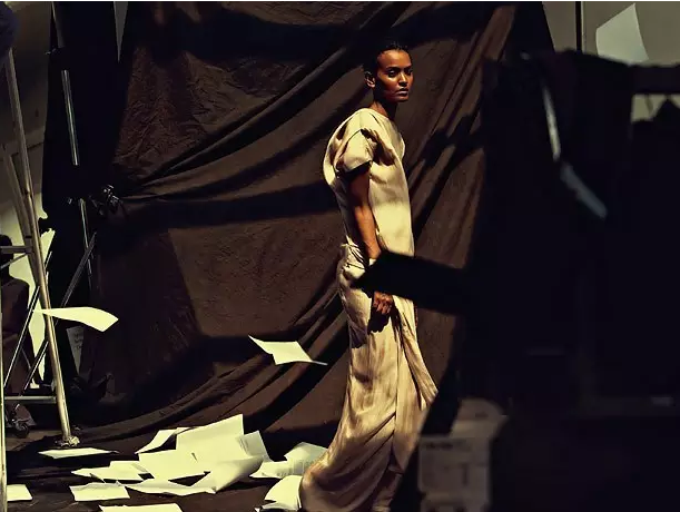 5岁受割礼,13岁逃婚,25岁成超模,如今令28个国家的男人闻风丧胆