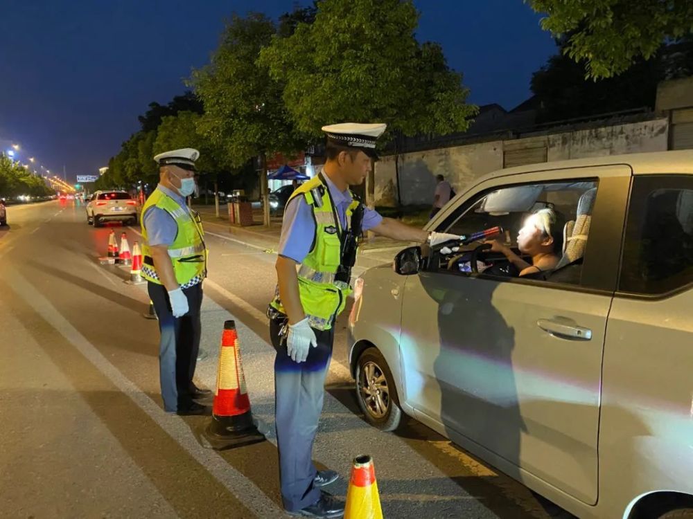 潜江美女交警抖音直播抓酒驾