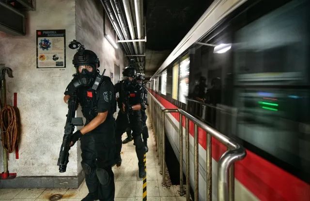 特警排行_世界最强壮警察排名,中国特警惊掉你的下吧!