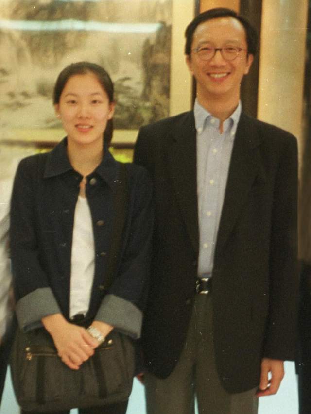 4夺奥运金牌嫁大26岁的富豪跳水女皇伏明霞如今咋样了