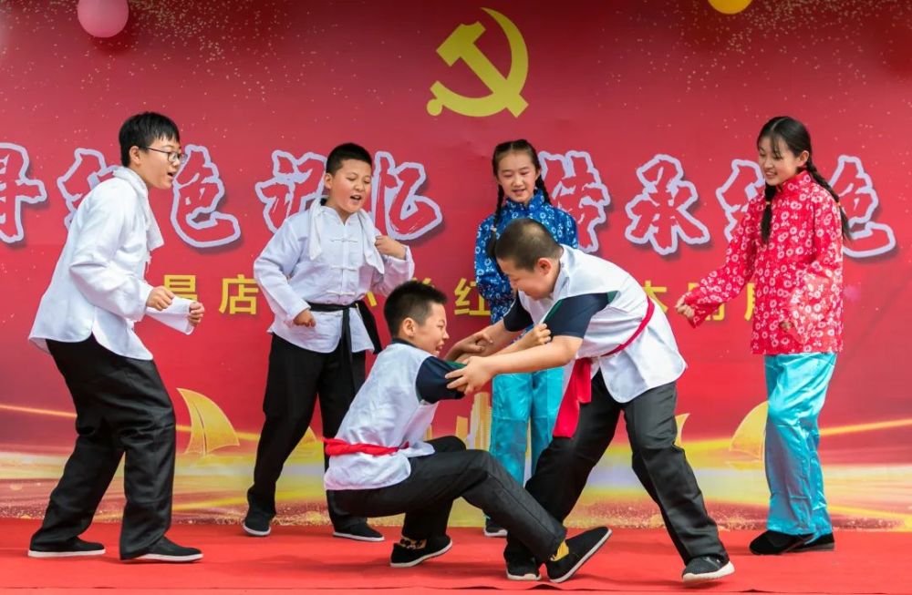 恒昌店巷小学相关负责人表示,通过演绎红色经典课本剧,帮助学生打牢"