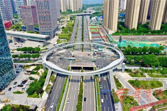 西安南三环雁翔路环形天桥投入使用市民暖心表白建设者
