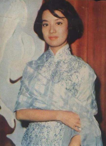 一袭旗袍装勇夺金马奖影后第一人,绝世美颜如东方珍珠,气质完胜李嘉欣